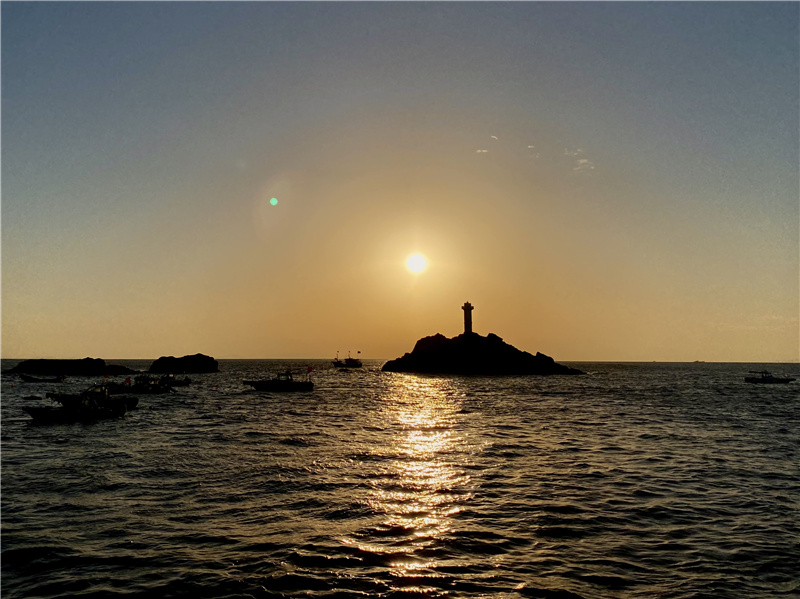 伫海塔，望天涯，渺渺青波映落霞(图1)